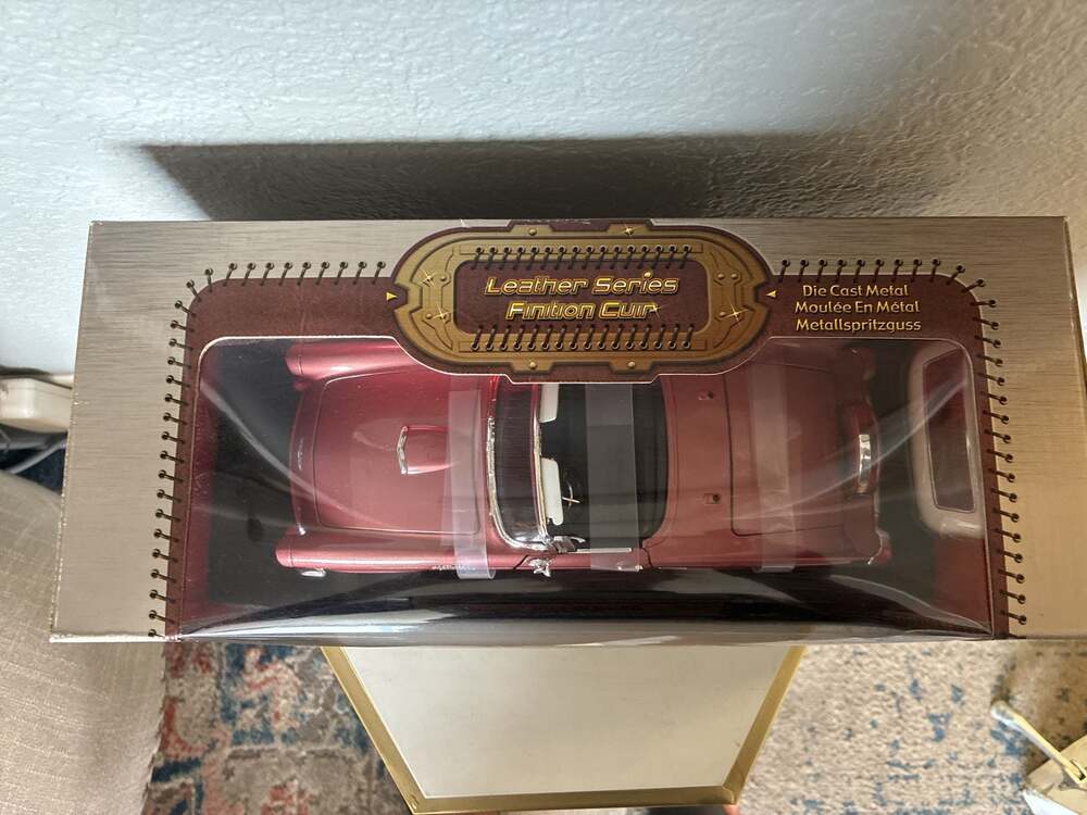 Road Signature 1:18 Scale 1957 Ford Thunderbird Leather Series Diecast Model - Picture 2 of 4